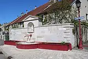 Fontaine près de la mairie.