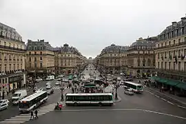 L'avenue en direction du Louvre.