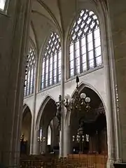 Une nef à deux niveaux, sans triforium.