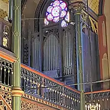 L'orgue du choeur est situé sur la tribune aussi.