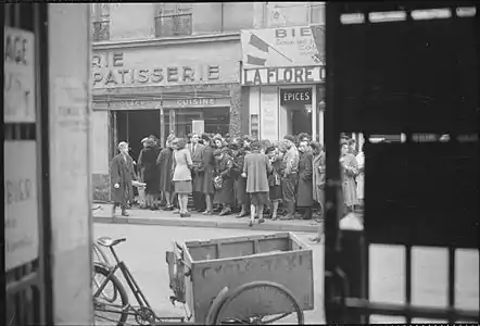 Queue devant une boulangerie au printemps 1945. La Libération n'a pas mis fin aux pénuries alimentaires.