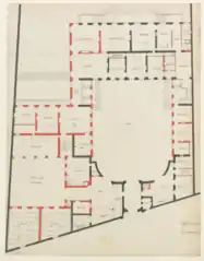 Troisième projet de rez-de-chaussée ; le bâtiment est profondément remanié, divisé entre une façade est sur jardin comportant les pièces d'apparat et une aile ouest, profondément renfoncée, incluant les pièces intimes. Les écuries donnent ici directement sur rue