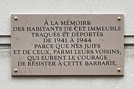 Plaque sur la façade.