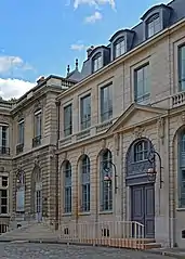 Aile est sur cour, surélevée d'un niveau entre 1861 et 1866. La balustrade servant de balcon au premier étage est le témoignage de la terrasse sur laquelle donnait le pavillon en saillie de la façade sur cour, à gauche.