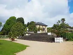 Pavillon ouest et grand escalier.