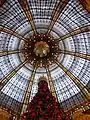 Détail de l'architecture de la coupole des Galeries Lafayette situées boulevard Haussmann à Paris.