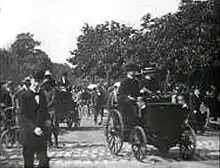 La première excursion automobile organisée, lors d'un Paris-Meulan-en-Yvelines le 14 mai 1896.