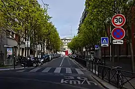 30 km/h à l'entrée d'une rue résidentielle de Paris.