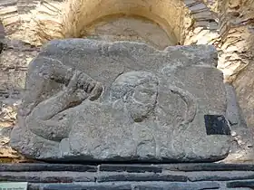 Smertrius lève sa massue pour tuer un serpent.