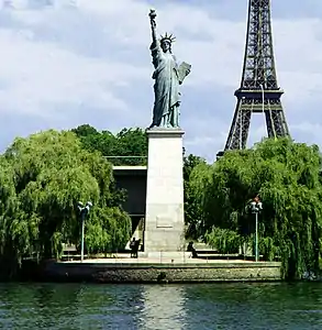 Statue de la Liberté (1885), Paris, pont de Grenelle.