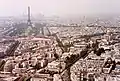 Vue depuis la tour Montparnasse sur la tour Eiffel et la Défense.