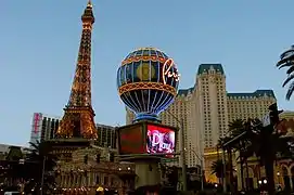 Extérieur de l'hôtel-casino Paris Las Vegas de Las Vegas, Nevada, avec une reproduction de la tour Eiffel haute de 165 m.