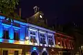 La mairie éclairée en tricolore le 15 juillet 2016 (au lendemain de l'attentat de Nice).