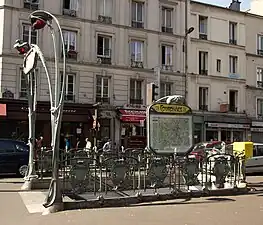 Face au no 37 : station de métro « Couronnes » avec édicule Guimard.