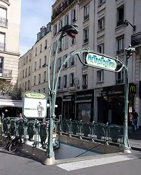 Édicule Guimard de l'entrée de la station.