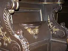 Miséricorde dorée dans une stalle "de luxe" style classique feuille d'acanthe.