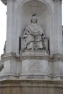 Photographie montrant la statue de François Fénelon sur la place Saint-Sulpice à Paris.