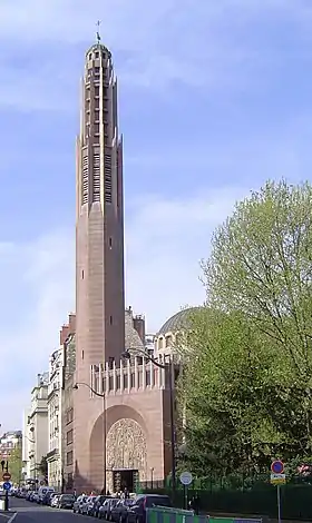 L'église vue depuis l'avenue Stéphane-Mallarmé.