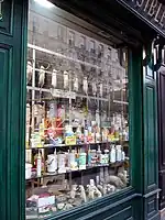 Vitrine de la boutique de dératisation de l'entreprise Julien Aurouze : elle apparaît à peu près ainsi dans le film d’animation Ratatouille (2007).