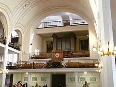 Vue de l'orgue et de la tribune dans la nef principale.