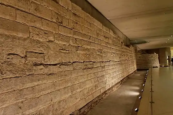 Vestiges de l'enceinte de Charles V au Carrousel du Louvre.