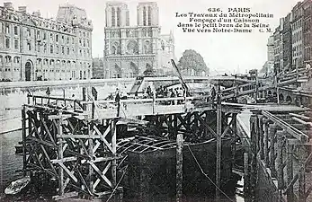 Fonçage d'un caisson dans le petit bras de la Seine en 1906.