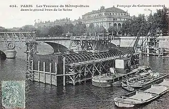 Fonçage du caisson central dans le grand bras de la Seine.