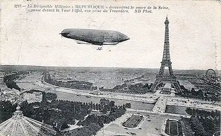 Un dirigeable survolant les jardins du Trocadéro, en 1908-1909.