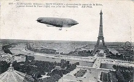 Carte postale du 18 décembre 1913 présentant le dirigeable militaire République descendant le cours de la Seine.