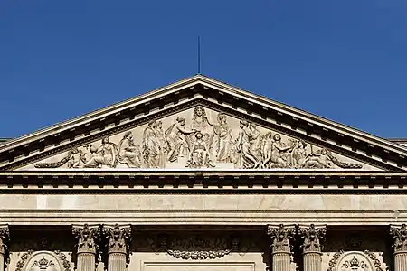 Minerve entourée des muses de la Victoire, couronne le buste de Napoléon (1808), bas-relief du fronton de la colonnade du palais du Louvre à Paris. Le buste de Napoléon Ier a été remplacé par celui de Louis XIV sous la Restauration.