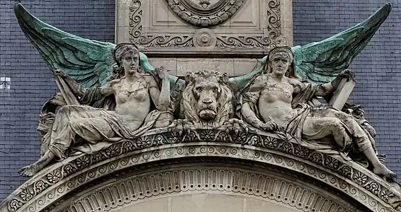 Figures allégoriques cantonnant une tête de lion ailée (1878), Paris, palais du Louvre, pavillon de Marsan.