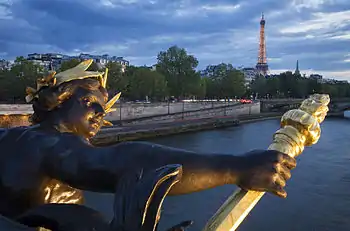 La tour Eiffel et la flèche de l'église (sur la droite) vues du pont Alexandre-III.