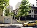 La villa de Bellevue, vue de la rue de Mouzaïa. Au fond, les tours de la place des Fêtes contrastent avec les pavillons du quartier, entourés de jardinets.