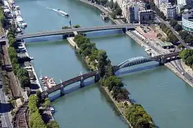 Vue aérienne du pont Rouelle (au premier plan).