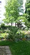 Vue à l'intérieur du square (au fond, les bâtiments de Sainte-Croix de Neuilly).