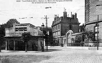 Entrée de la station Saint-Fargeau, avec son édicule caractéristique, vers 1920.