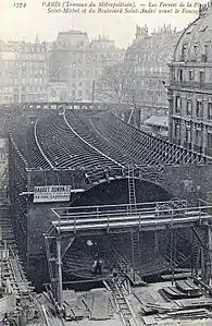 La place Saint-André-des-Arts pendant la construction de la station Saint-Michel du métro de Paris, en 1906.