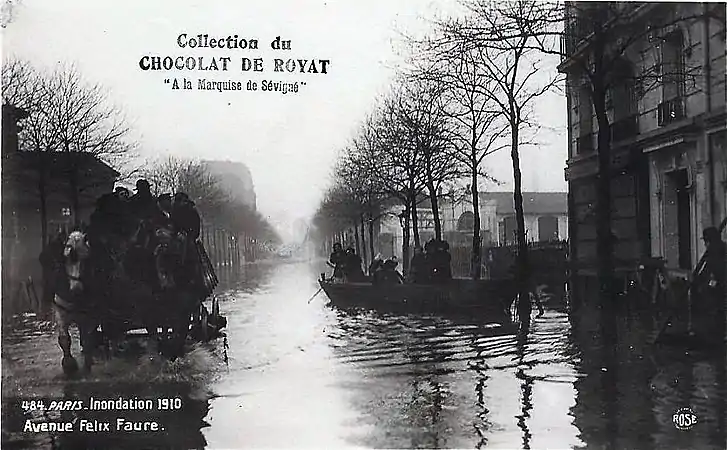 Vue de l'avenue Félix-Faure pendant les inondations de 1910, le Patronage Laïque est visible sur la droite de la barque au 72.