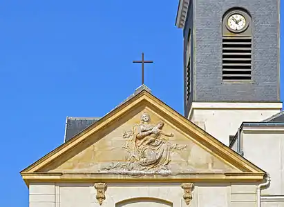 Vierge à l'Enfant, fronton sud du transept, bas-relief sculpté par l'abbé Goy.