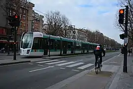 Passage piétons et feu rouge franchissable par les cyclistes.