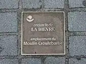Plaque indiquant l'emplacement d'un ancien moulin et du lit de la Bièvre, située au carrefour avec la rue Corvisart.