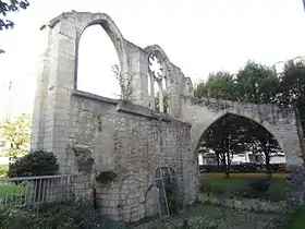 Les vestiges du réfectoire gothique du couvent, vus de la rue de Julienne.