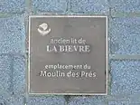 Moulin des Prés, plaque située au croisement de la rue Henri Pape avec la rue du Moulin-des-prés.