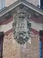 Blason de Paris sculpté sur l'école de la rue de la Providence, Paris 13e.