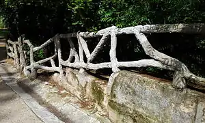 Parc Montsouris : une balustrade en ciment imitant des branchagesAgnès Varda : « J'aime beaucoup cette imitation de nature en pleine nature. »