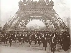 L'inauguration au pied de la tour Eiffel.