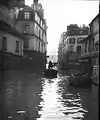 La rue, submergée lors de la crue de la Seine de 1910.