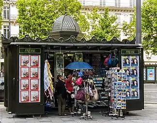 Kiosque à journaux à Paris (ancien modèle).