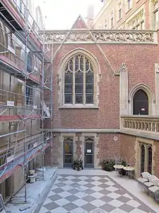 La cour, avec la maison paroissiale à droite et le sanctuaire à gauche.