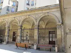 Espace détente sur le parvis de l'église Saint-Joseph-des-Carmes.